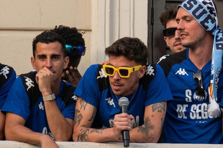 Fuoli e i cori contro Sànchez - nella foto, un frame del video