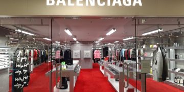 Balenciaga: manager licenziato per molestie, il Tribunale conferma le accuse HK Admiralty 金鐘道 Queensway 太古廣場 Pacific Place mall shop Balenciaga October 2020 SS2.jpg