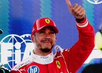 Primo piano di Lewis Hamilton in Ferrari