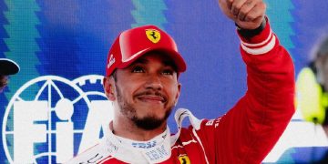 Primo piano di Lewis Hamilton in Ferrari