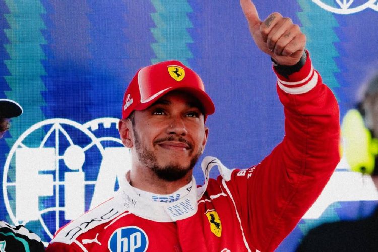 Primo piano di Lewis Hamilton in Ferrari