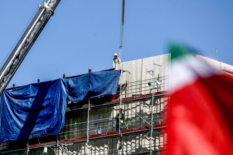 Consolato Usa a Milano, oltre 30 milioni agli operai sfruttati: per 238 arriva anche il permesso di soggiorno