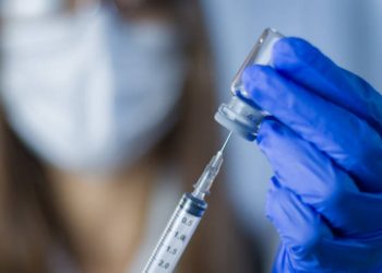 infermiera con in mano una siringa