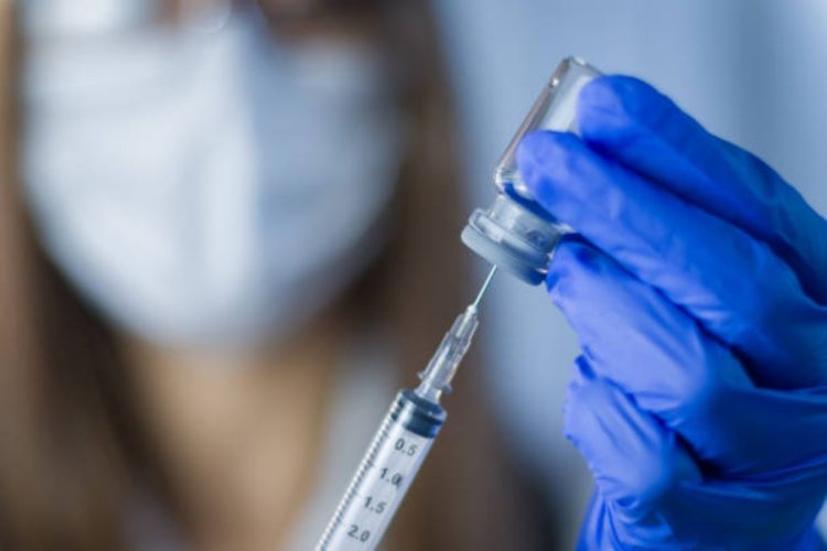 infermiera con in mano una siringa