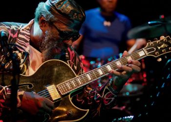 James Blood Ulmer che suona la chitarra al Lantaren Venster di Rotterdam. James Blood Ulmer è scoparso all'età di 86 anni