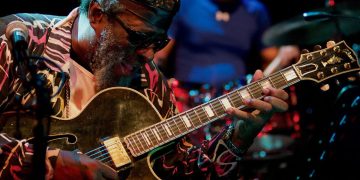 James Blood Ulmer che suona la chitarra al Lantaren Venster di Rotterdam. James Blood Ulmer è scoparso all'età di 86 anni