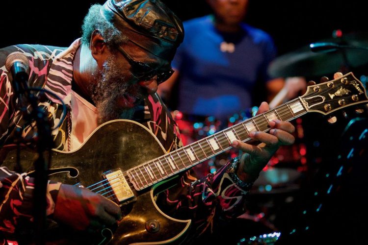 James Blood Ulmer che suona la chitarra al Lantaren Venster di Rotterdam. James Blood Ulmer è scoparso all'età di 86 anni