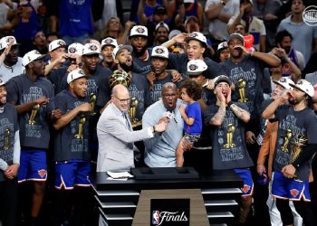 squadra dei New York Knicks che festeggia il titolo NBA appena vinto, dopo 53 anni di attesa