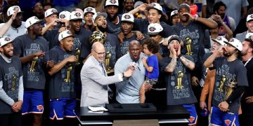 squadra dei New York Knicks che festeggia il titolo NBA appena vinto, dopo 53 anni di attesa
