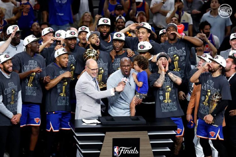 squadra dei New York Knicks che festeggia il titolo NBA appena vinto, dopo 53 anni di attesa