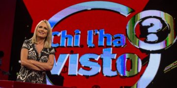 La conduttrice Federica Sciarelli all'interno dello studio di Chi l'ha visto