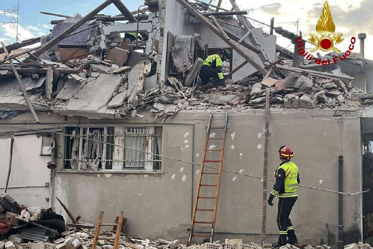 Esplosione a Porto Sant’Elpidio, crolla un edificio: tre vittime e due feriti