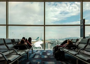 Persone in attesa all'aeroporto. Lourdes, pellegrini bloccati a Elmas disagi per 300 persone e oltre sei ore di ritardo