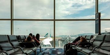 Persone in attesa all'aeroporto. Lourdes, pellegrini bloccati a Elmas disagi per 300 persone e oltre sei ore di ritardo
