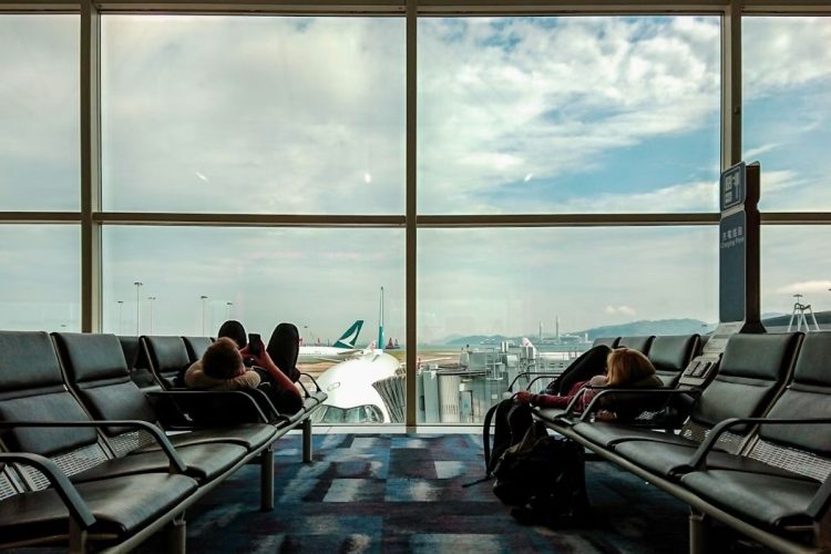 Persone in attesa all'aeroporto. Lourdes, pellegrini bloccati a Elmas disagi per 300 persone e oltre sei ore di ritardo