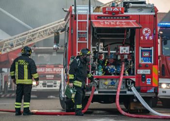 Mantova, incendio alla Versalis - nella foto, dei vigili del fuoco