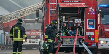 Mantova, incendio alla Versalis - nella foto, dei vigili del fuoco
