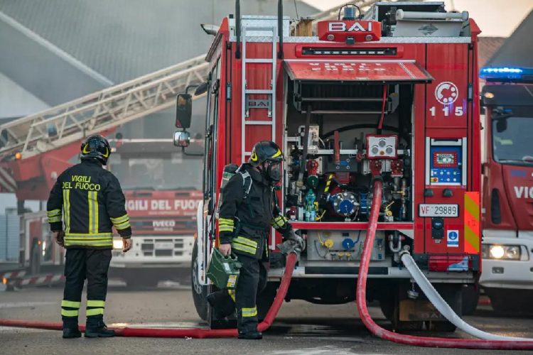 Mantova, incendio alla Versalis - nella foto, dei vigili del fuoco