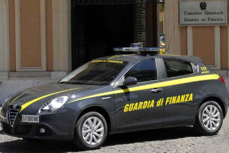 Maxi truffa a Siracusa, coinvolte 60 società - nella foto, un'auto della Guardia di Finanza