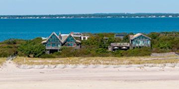 La villa di Michael Kors in riva al mare. Michael Kors vende la sua villa di lusso a Fire Island per 6,25 milioni