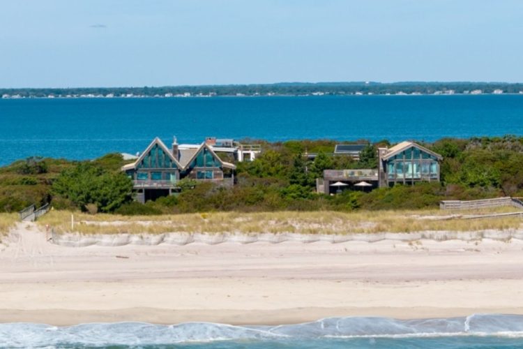 La villa di Michael Kors in riva al mare. Michael Kors vende la sua villa di lusso a Fire Island per 6,25 milioni