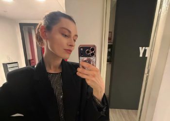 selfie scattato allo specchio di Anna Aksamit, modella polacca aggredita a Milano