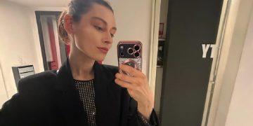 selfie scattato allo specchio di Anna Aksamit, modella polacca aggredita a Milano