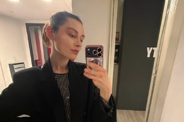 selfie scattato allo specchio di Anna Aksamit, modella polacca aggredita a Milano