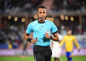 immagine di Artan, arbitro somalo escluso dai Mondiali, durante una partita di calcio