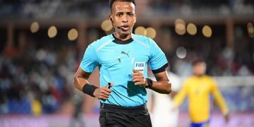 immagine di Artan, arbitro somalo escluso dai Mondiali, durante una partita di calcio