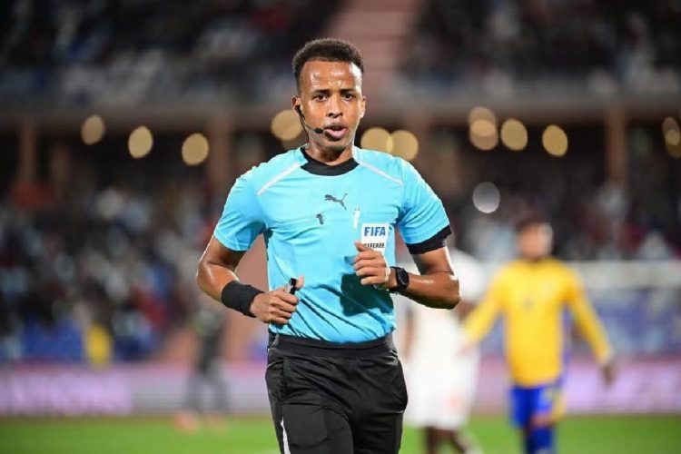 immagine di Artan, arbitro somalo escluso dai Mondiali, durante una partita di calcio
