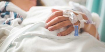 immagine di una donna stesa in ospedale, con cannula inserita sul dorso della mano per la morte della madre di Eleonora Bottaro, anche lei ha rifiutato le cure per il tumore