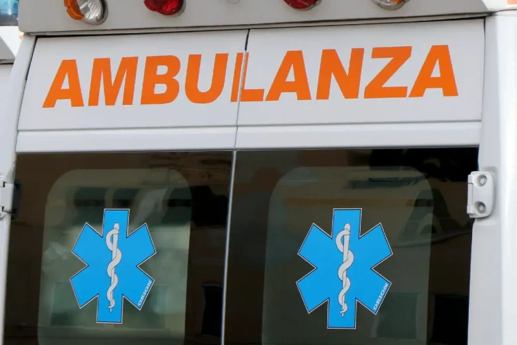 Napoli, conducente uccide sessantenne - nella foto, il retro di un'ambulanza