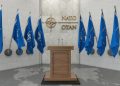 Foto sala conferenze e comunicazioni della Nato. La Nato annuncia riduzione del contingente Kfor in Kosovo: “Stabili le condizioni di sicurezza”