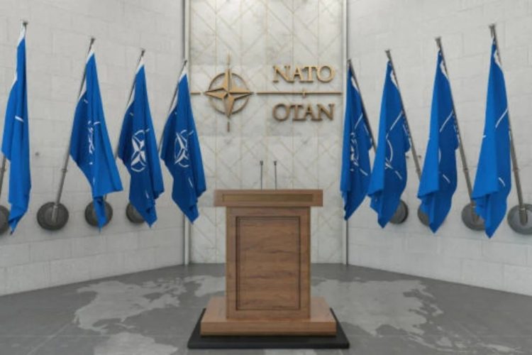 Foto sala conferenze e comunicazioni della Nato. La Nato annuncia riduzione del contingente Kfor in Kosovo: “Stabili le condizioni di sicurezza”
