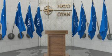 Foto sala conferenze e comunicazioni della Nato. La Nato annuncia riduzione del contingente Kfor in Kosovo: “Stabili le condizioni di sicurezza”