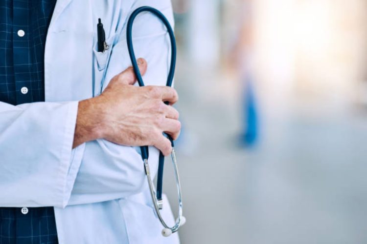 Naufraga la riforma di Orazio Schillaci - nella foto, un medico