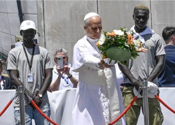 Immagine di Papa Leone XIV su un molo a Gran Canaria
