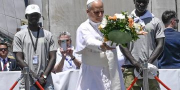 Immagine di Papa Leone XIV su un molo a Gran Canaria