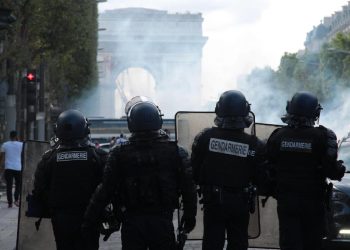 Francia, abusi coperti dal 2017: scoppiano le proteste per il caso Bardella - nella foto, dei poliziotti francesi