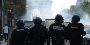 Francia, abusi coperti dal 2017: scoppiano le proteste per il caso Bardella - nella foto, dei poliziotti francesi