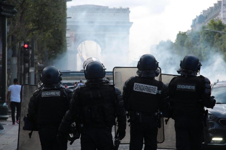 Francia, abusi coperti dal 2017: scoppiano le proteste per il caso Bardella - nella foto, dei poliziotti francesi