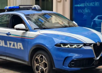 42enne muore ammanettato, le urla agli agenti: "Aiuto, Basta" - nella foto, una macchina della polizia