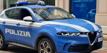 42enne muore ammanettato, le urla agli agenti: "Aiuto, Basta" - nella foto, una macchina della polizia