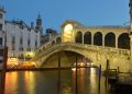 Ponte di Rialto facciata ovest di sera.jpg