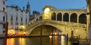 Ponte di Rialto facciata ovest di sera.jpg