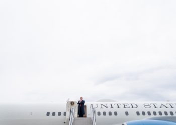 La "Casa Bianca volante" di Trump scatena le polemiche - nella foto, Donald Trump nel precedente Air Force One