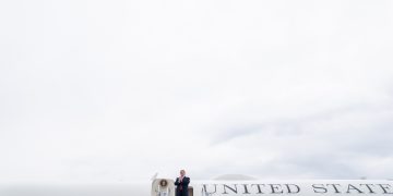 La "Casa Bianca volante" di Trump scatena le polemiche - nella foto, Donald Trump nel precedente Air Force One
