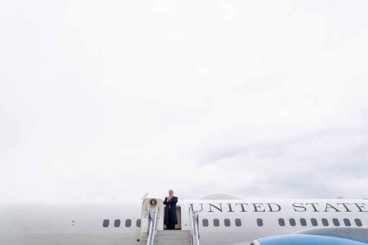 La "Casa Bianca volante" di Trump scatena le polemiche - nella foto, Donald Trump nel precedente Air Force One
