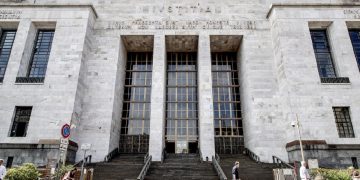 Violenza sessuale a Milano, i due indagati si presentano in procura - nella foto, la procura di Milano